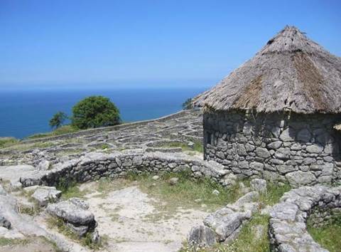 Vivienda reconstruida con techo cónico de paja, al modo de las tradicionales pallozas