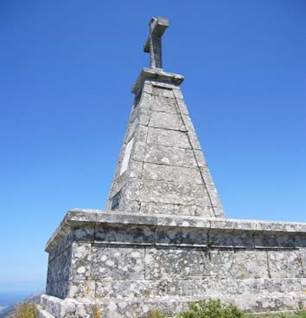 Monumento con cruz en el mirador norte de Santa Tecla